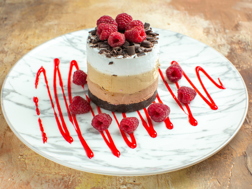 Торт три шоколада с ягодами малины