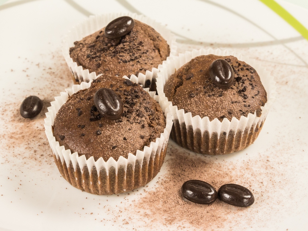 Три шоколадных кекса с кофейными зернами