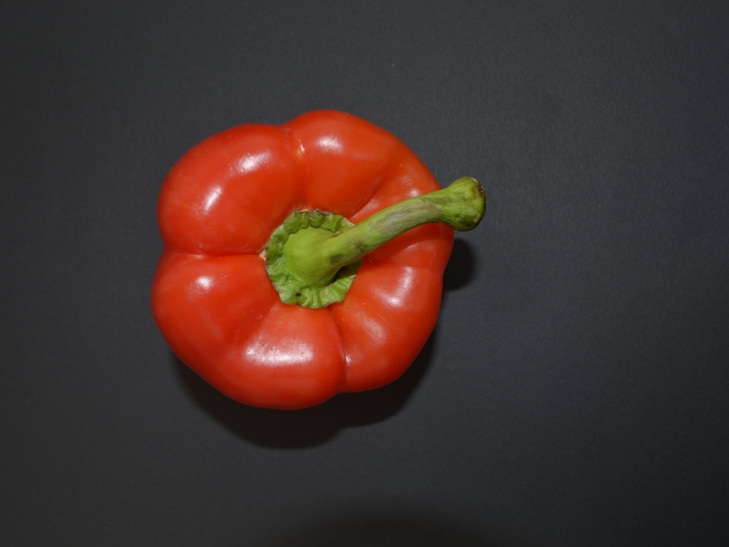Сладкий красный перец на сером фоне