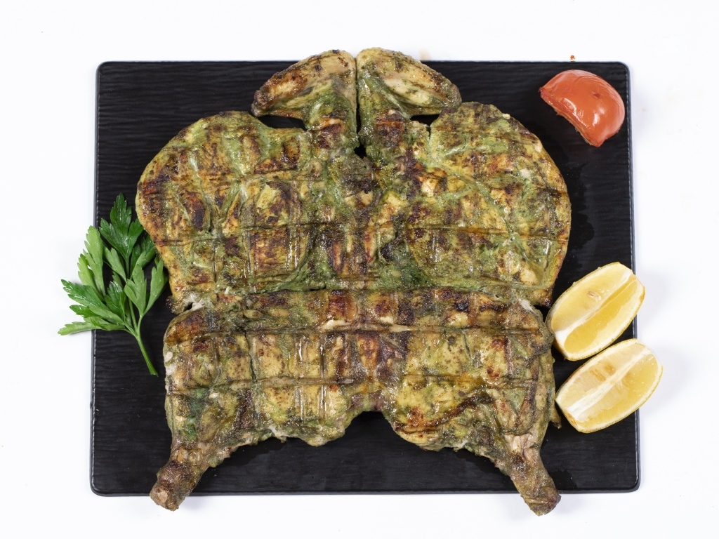 Цыпленок табака на тарелке