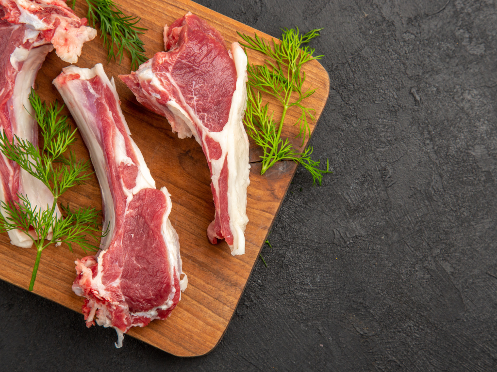 Свиные ребра на разделочной доске с укропом