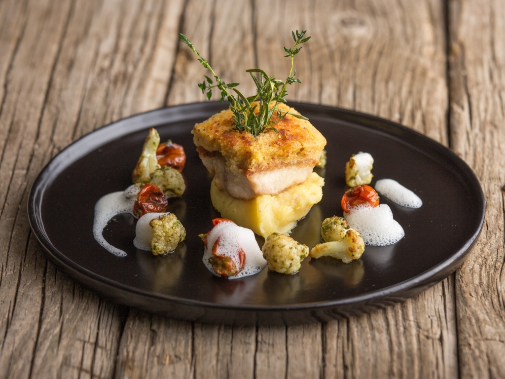 Рыба с овощами на тарелке