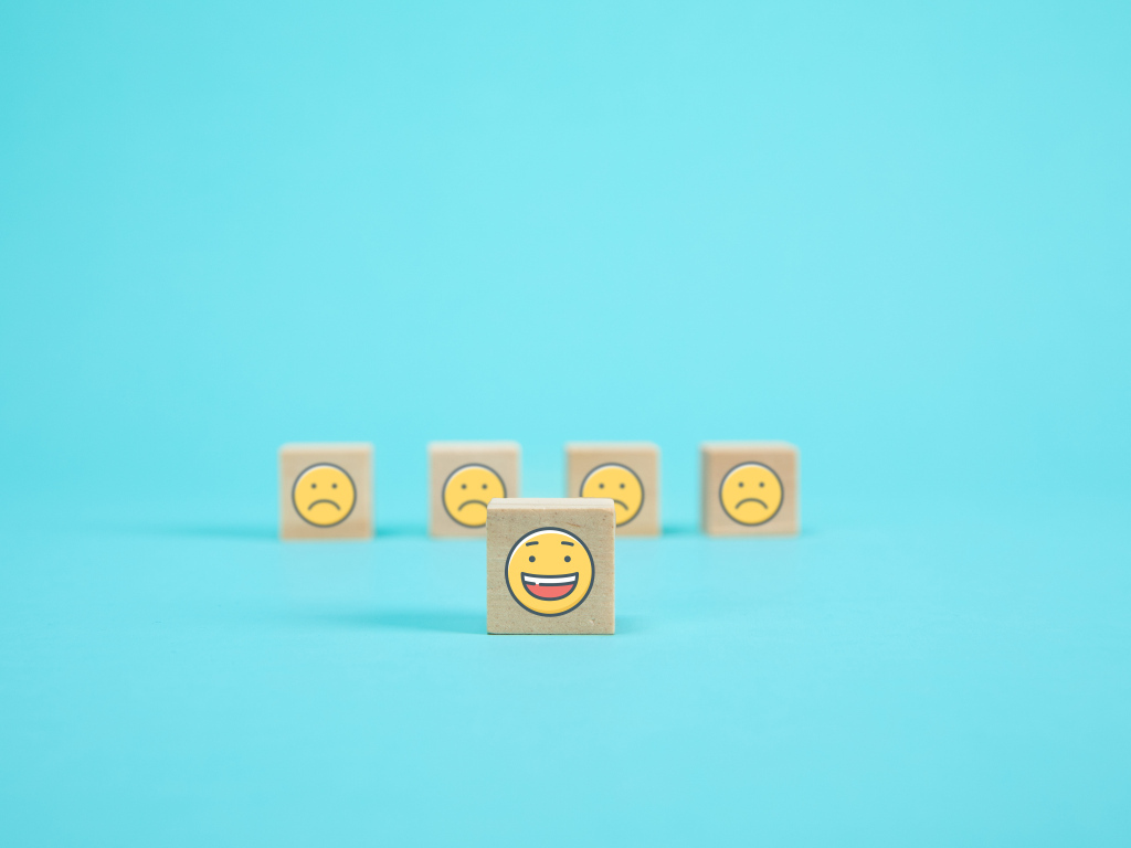 Деревянные кубики со смайлами на голубом фоне