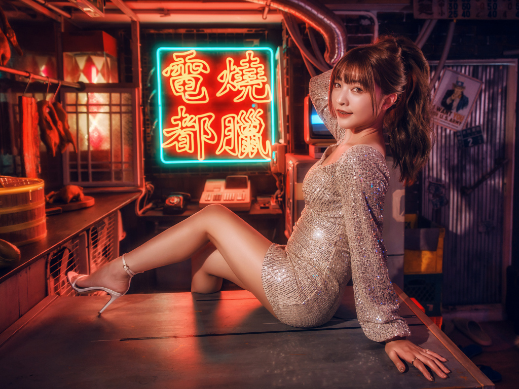 Девушка азиатка в блестящем платье в клубе