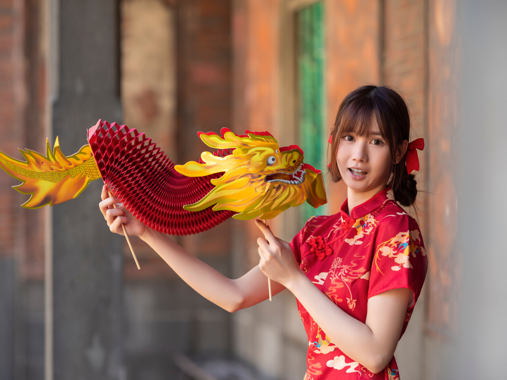 Девушка азиатка с бумажным драконом