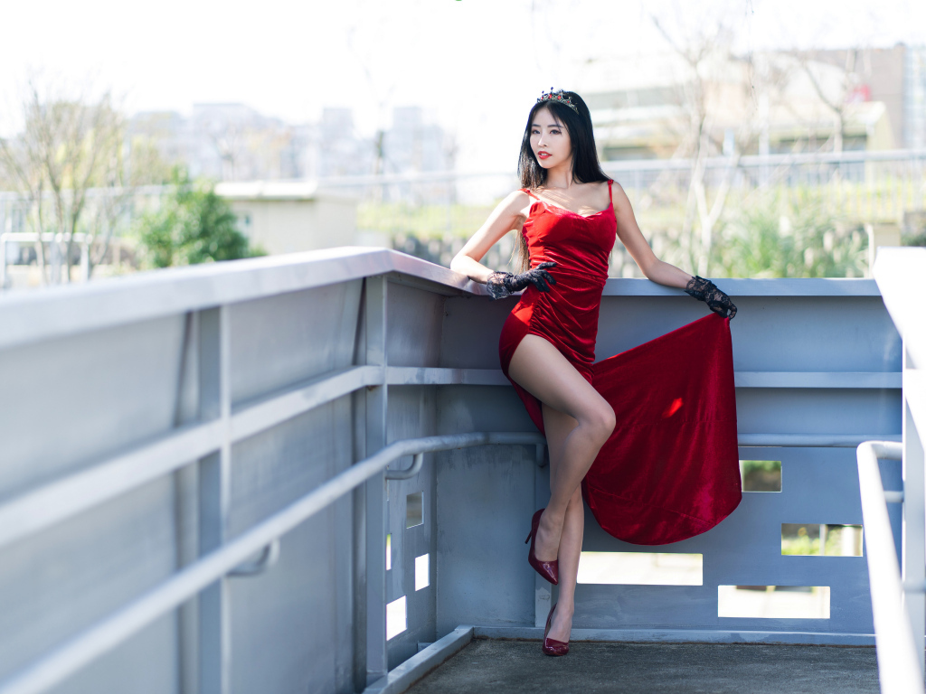 Азиатка в красном платье с короной на голове