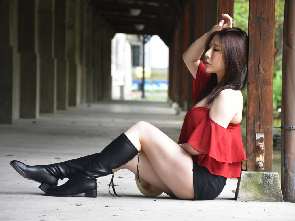 Азиатка с закрытыми глазами в черных сапогах