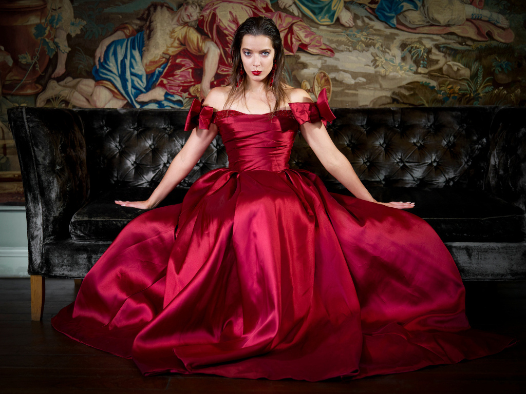 Красивая девушка в красном бальном платье