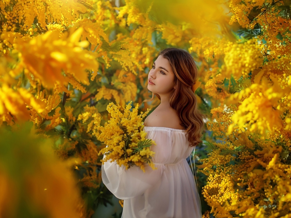 Красивая девушка в зарослях мимозы
