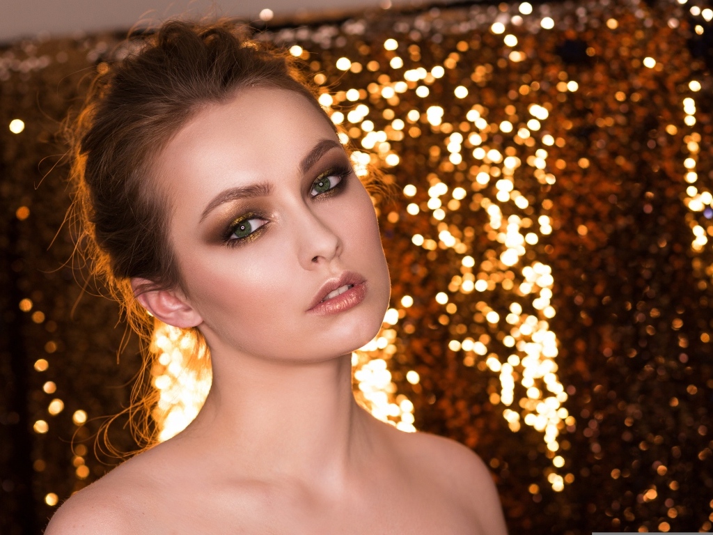 Красивая девушка модель на блестящем фоне