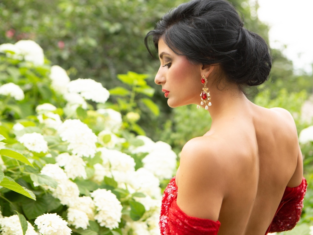 Красивая девушка у белых цветов гортензии