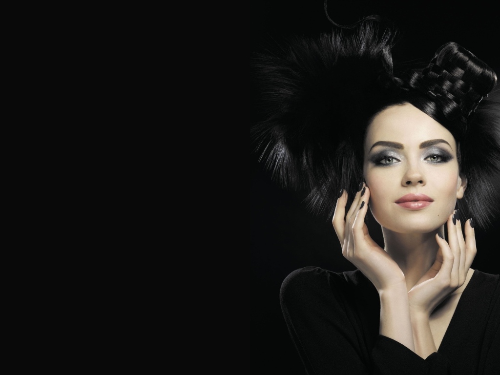 Красивая девушка с прической на черном фоне
