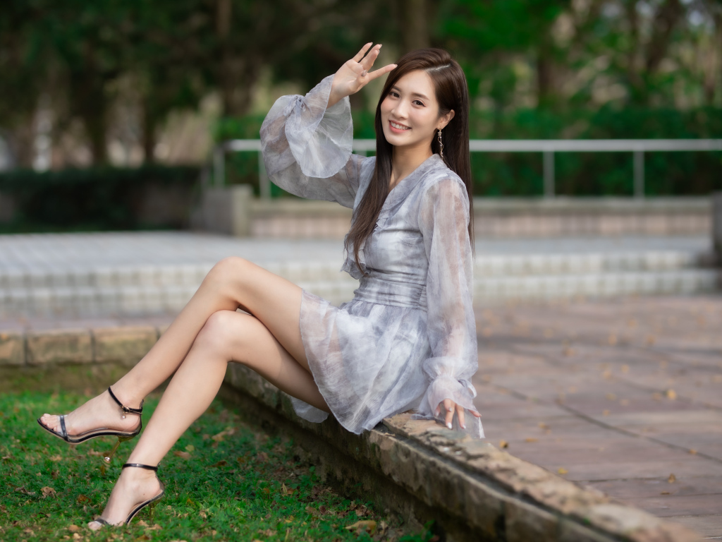Милая азиатка в сером платье