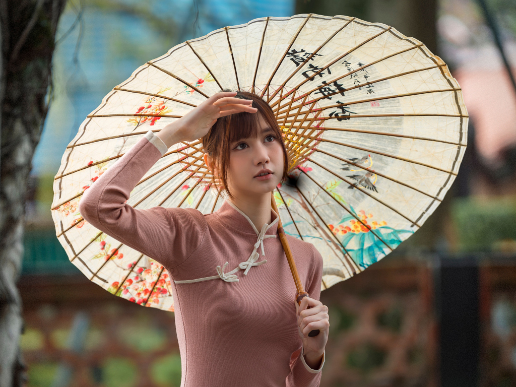 Милая азиатка с зонтом