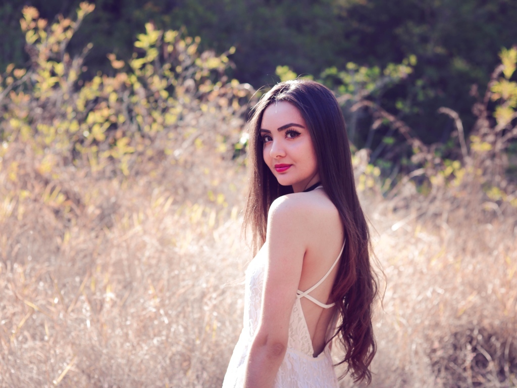 Милая длинноволосая девушка на поле 