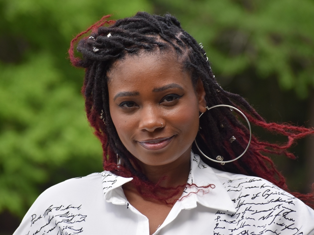 Темнокожая девушка с большими сережками в ушах