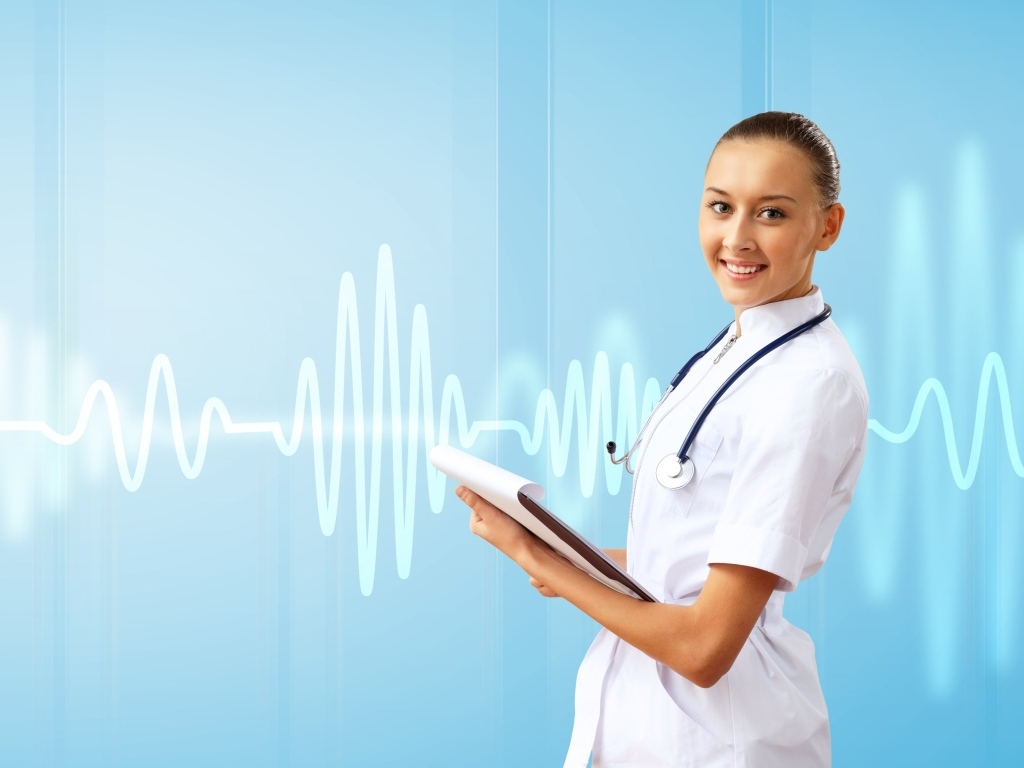 Девушка врач на фоне кардиограммы