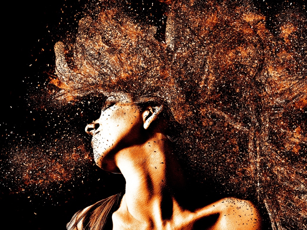 Девушка с блестками в волосах на черном фоне