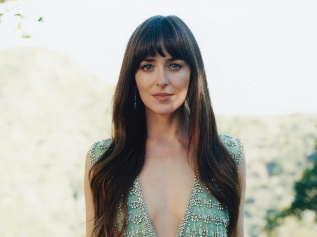 Длинноволосая шатенка актриса Дакота Джонсон крупным планом