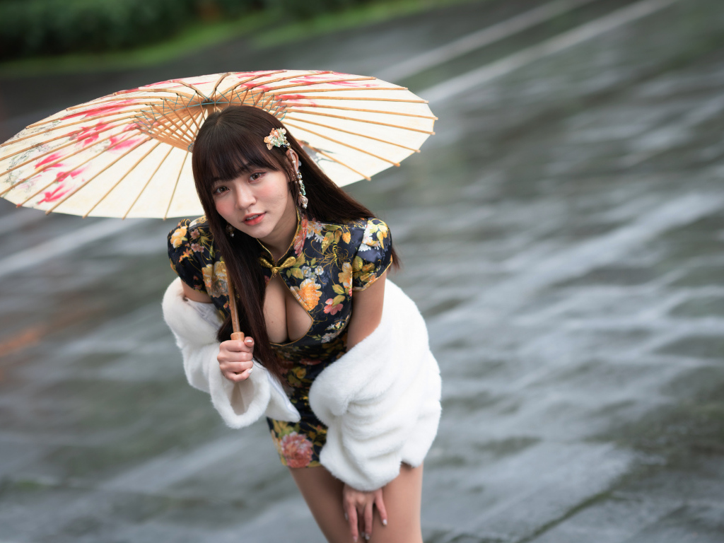 Настоящая азиатка стоит под зонтом