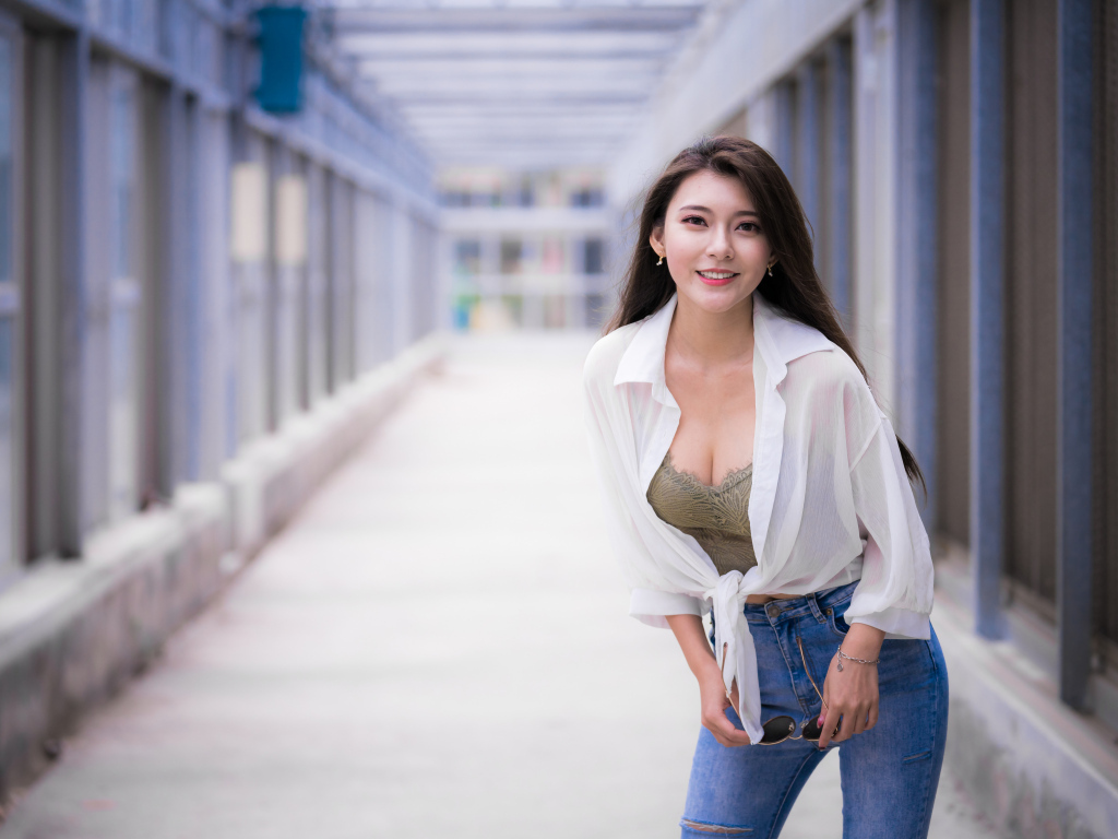 Улыбающаяся азиатка в белой рубашке