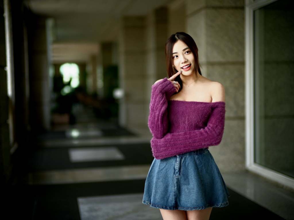 Улыбающаяся азиатка в короткой юбке у дома