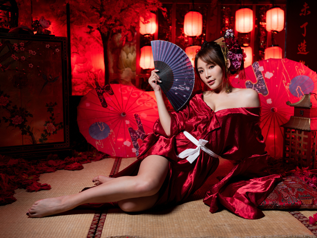 Эффектная девушка азиатка с веером в комнате