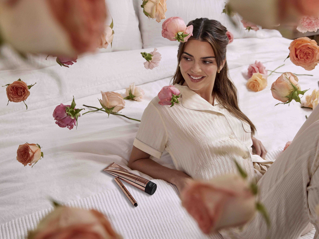 Американская модель Кендалл Дженнер на кровати с цветами