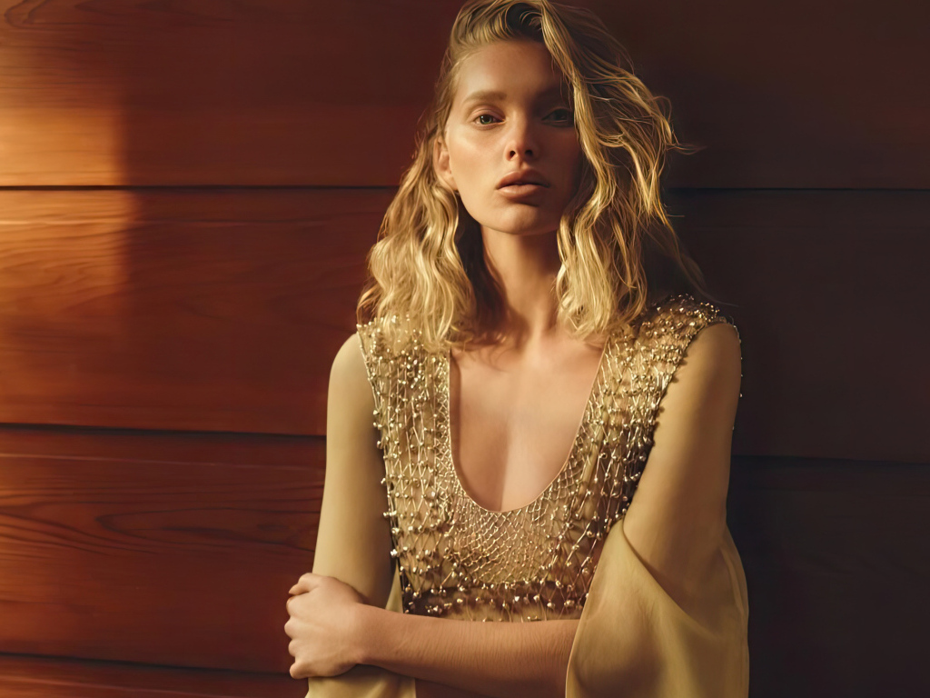 Красивая шведская модель Эльза Хоск