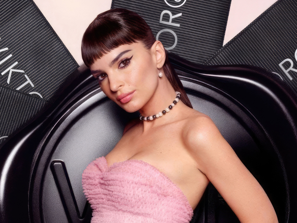 Красивая девушка модель Эмили Ратаковски в розовом наряде