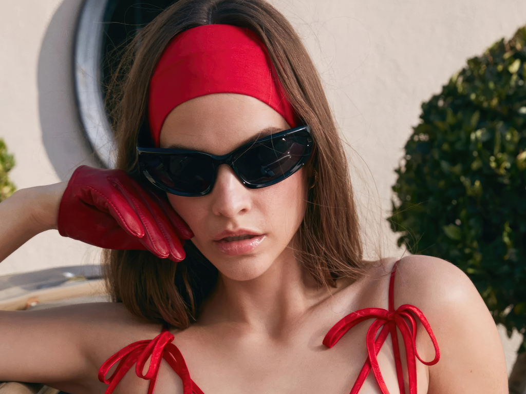 Яркая девушка в красном модель Барбара Палвин