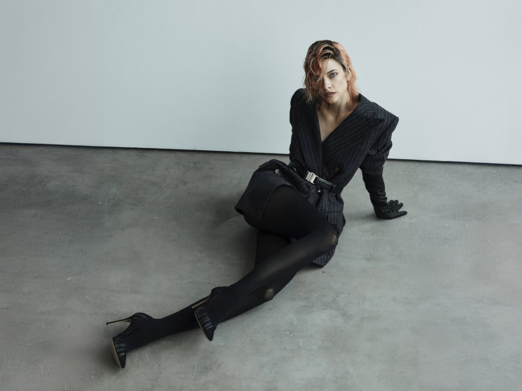 Модель Барбара Палвин в черном наряде сидит на полу