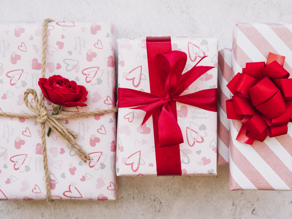 Три коробки с подарками на столе