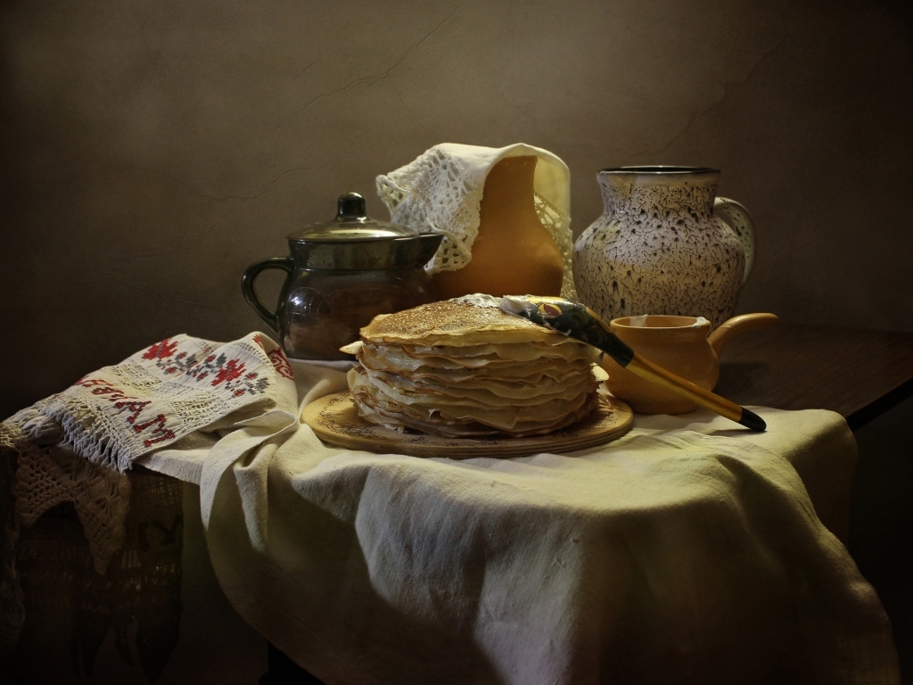 Блины на столе с кувшинами на праздник Масленица