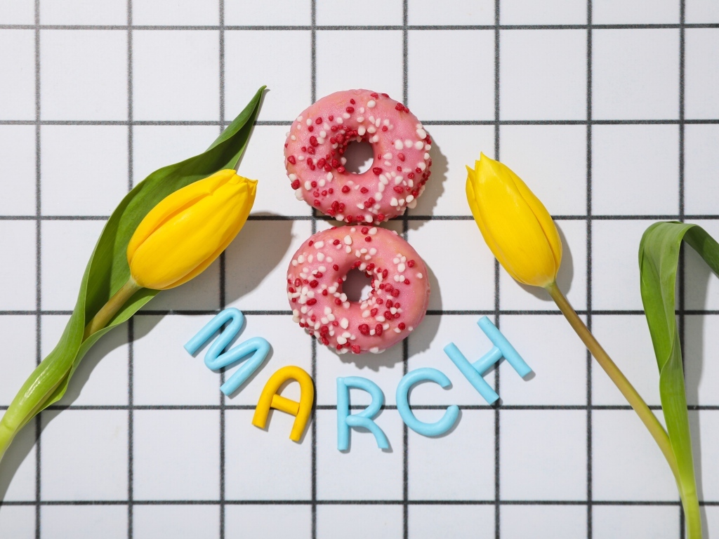 Два пончика с желтыми тюльпанами на 8 марта