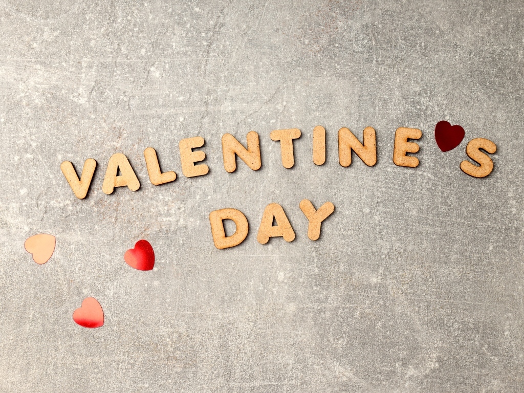 Буквы на сером фоне на день Святого Валентина