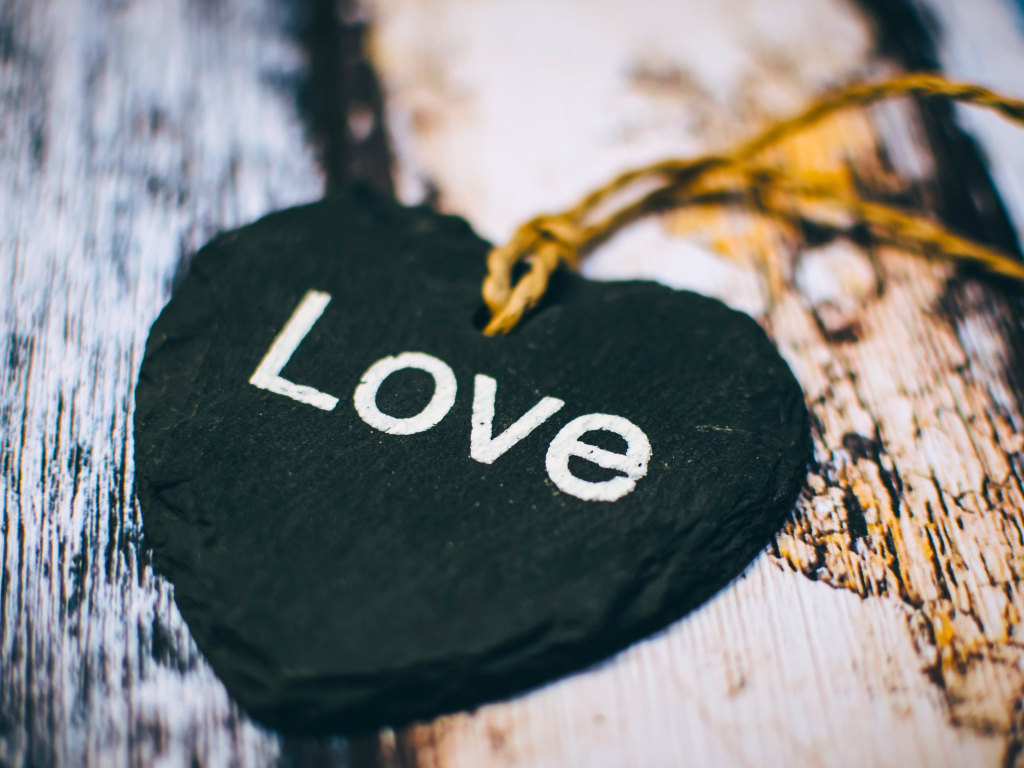 Черное каменное сердце на нитке 