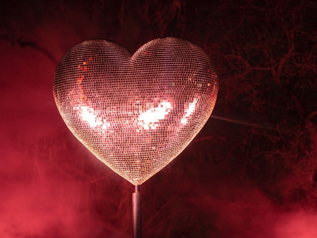 Яркое блестящее сердце в дыму