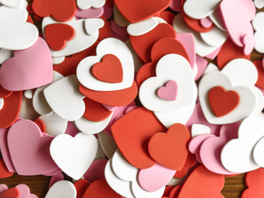 Много маленьких бумажных разноцветных сердечек