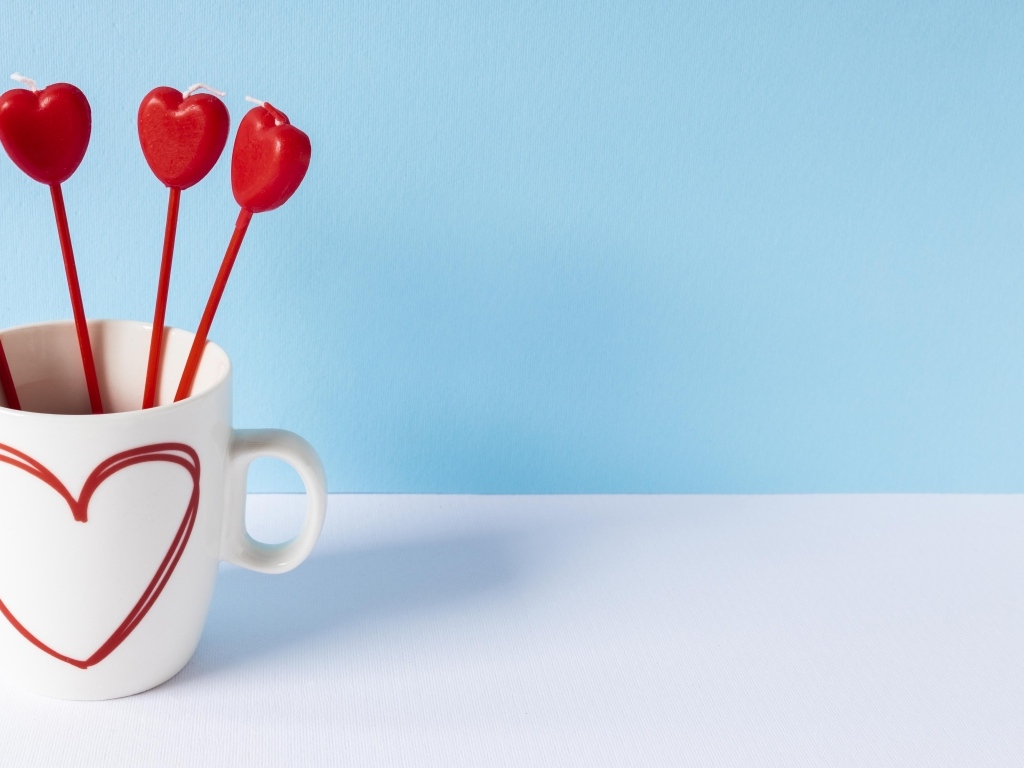 Кружка с сердечками на палочке на голубом фоне