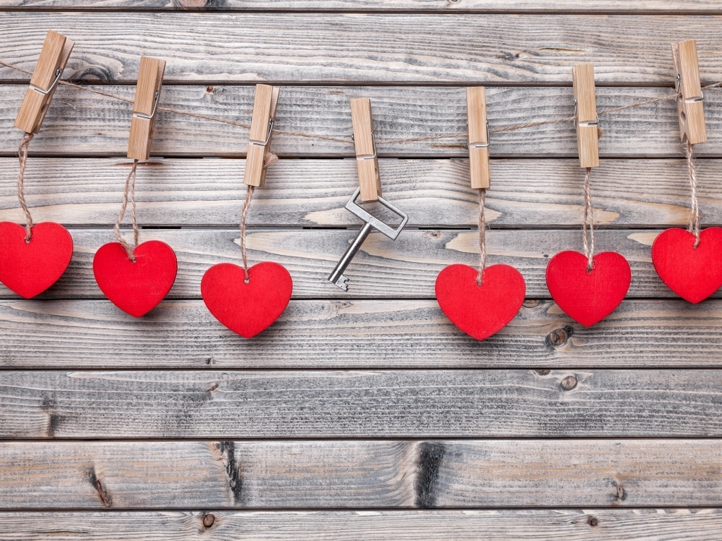 Красные сердечки и ключ с прищепками на веревке