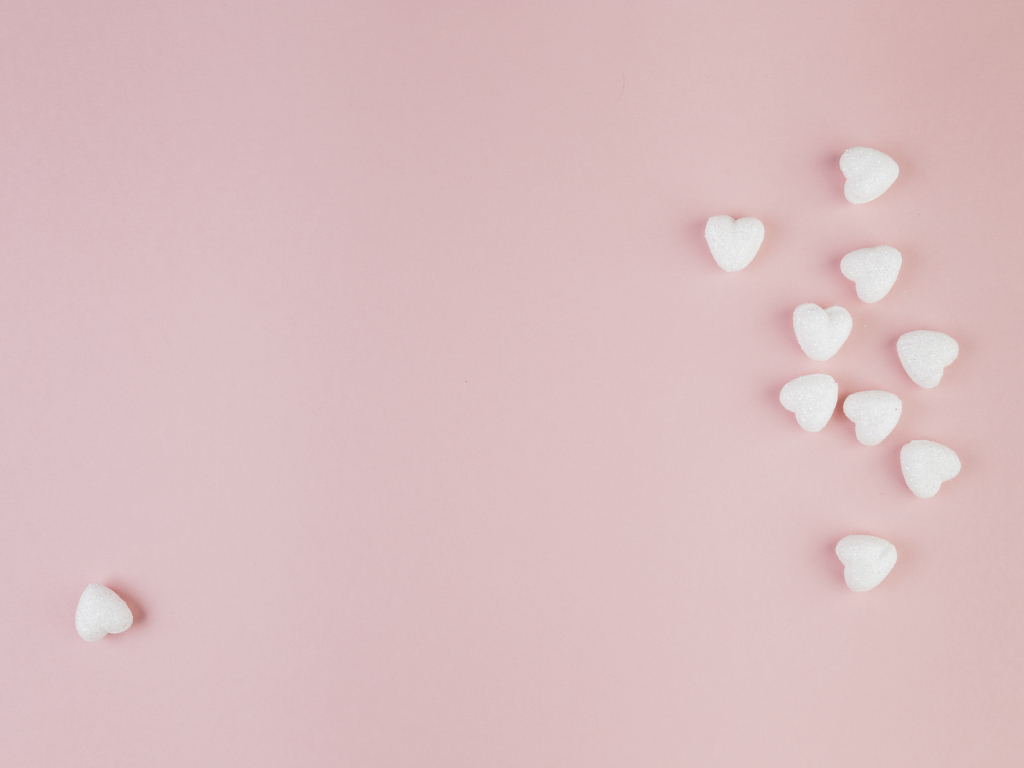 Маленькие белые сердечки на розовом фоне