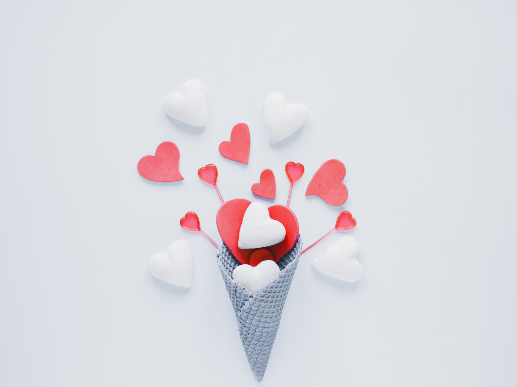 Вафельный рожок с сердечками на голубом фоне