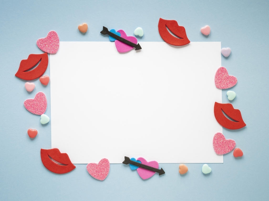 Белый лист бумаги с сердечками и губами на голубом фоне, шаблон открытки