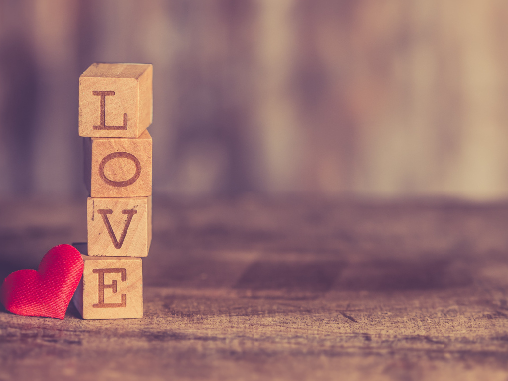 Деревянные кубики с надписью любовь с красным маленьким сердечком
