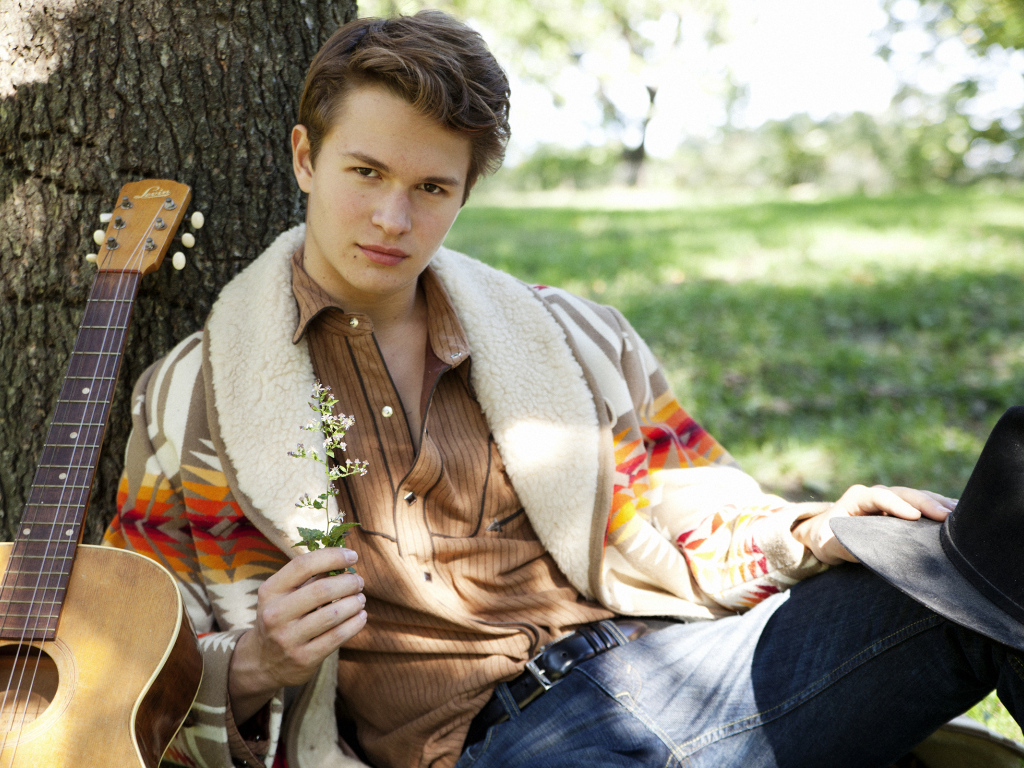 Актер Энсел Эльгорт с гитарой у дерева