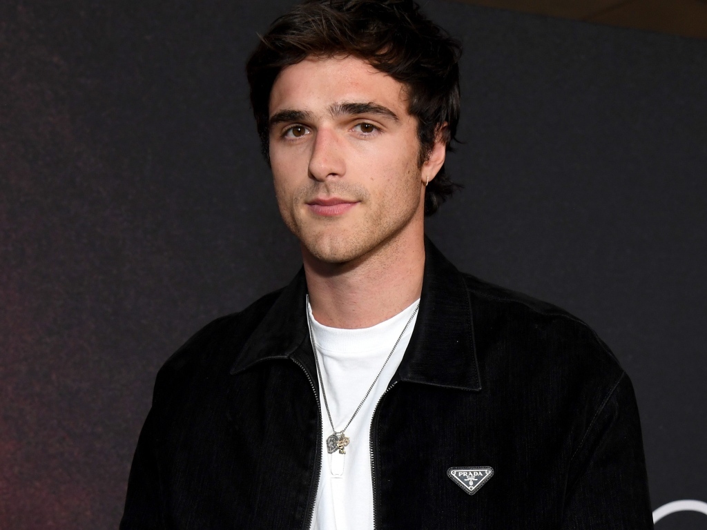 Красивый парень актер Джейкоб Элорди