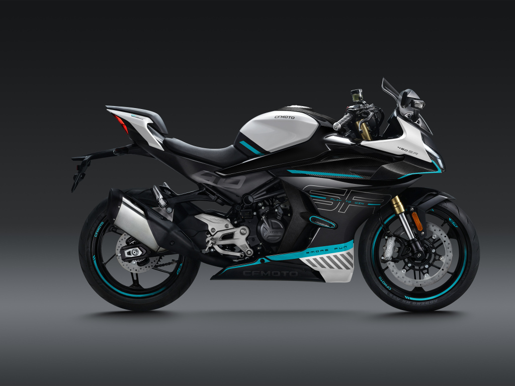 Мотоцикл CFMoto 450SR, 2023 года на сером фоне