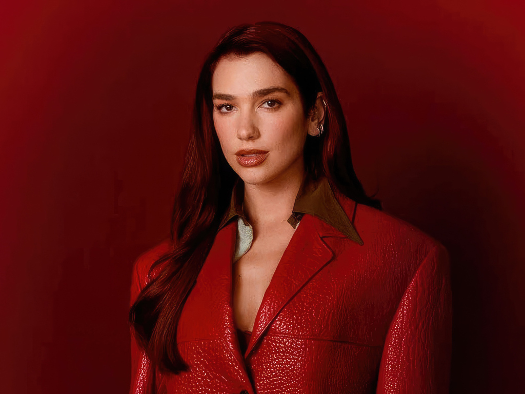 Красивая певица Дуа Липа на красном фоне