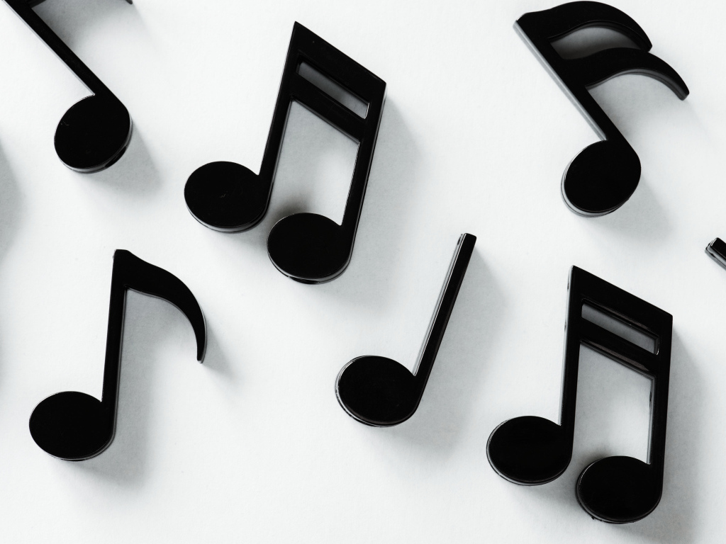 Черные ноты на белом фоне
